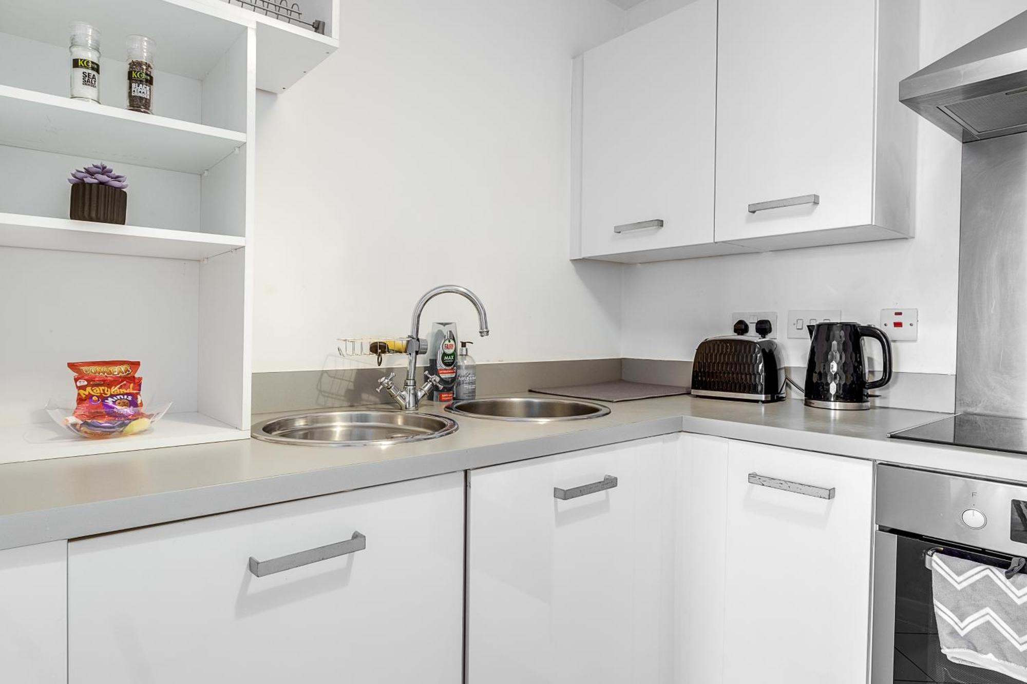 Central Suite Near Mailbox, King Bed, Ping Pong, Netflix, Sleeps 4 Бирмингем Экстерьер фото